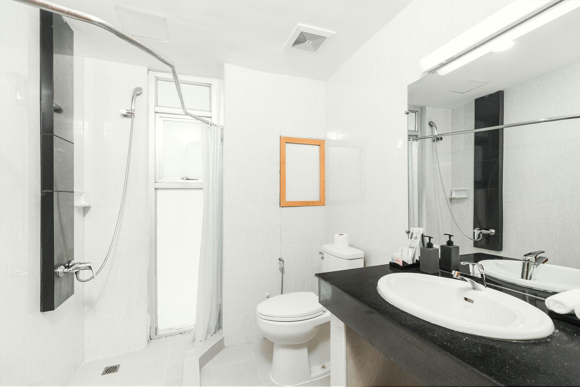 The Hub Hotel Янгон Екстериор снимка