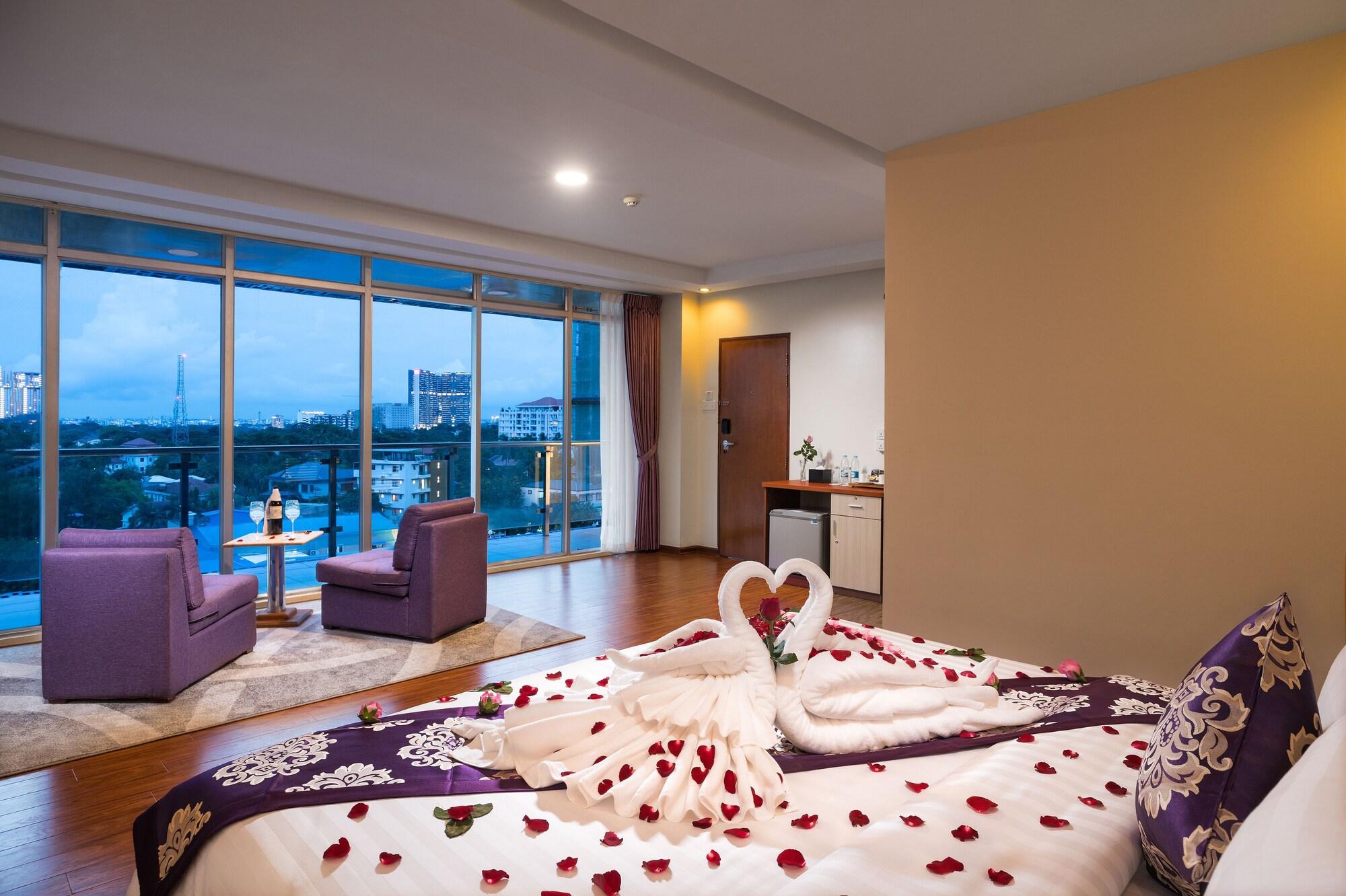 The Hub Hotel Янгон Екстериор снимка