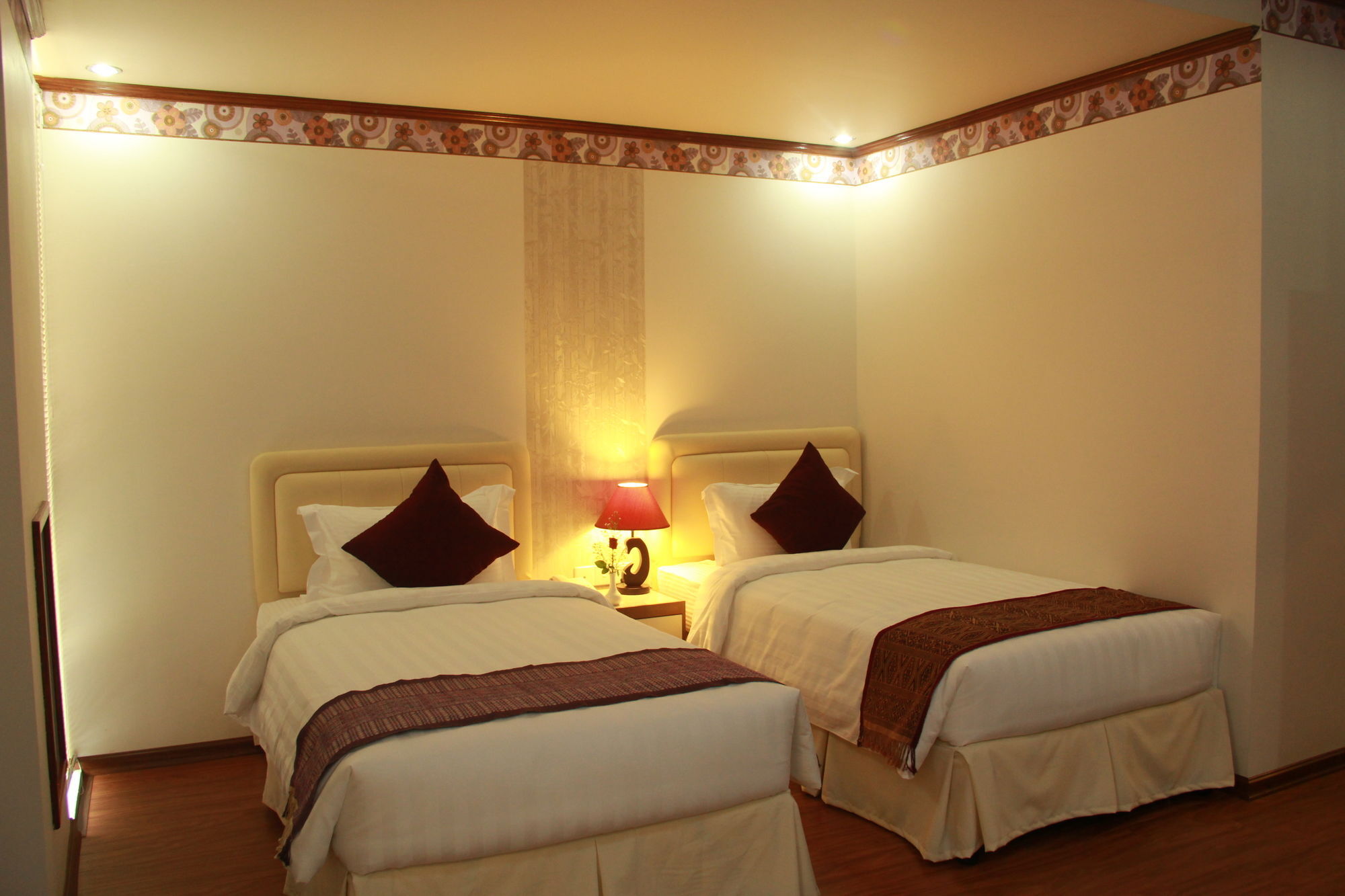 The Hub Hotel Янгон Екстериор снимка